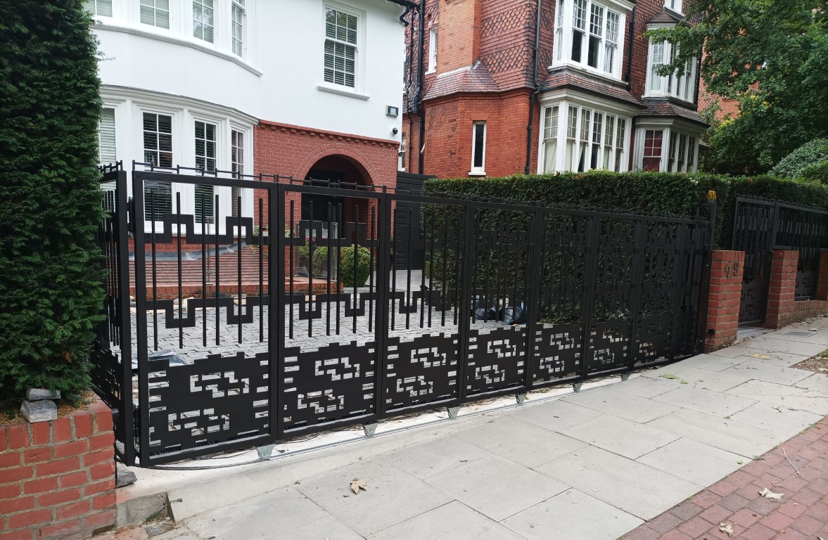 kovovyroba cvikov atypicka pojezdova brana (3) (Střední)